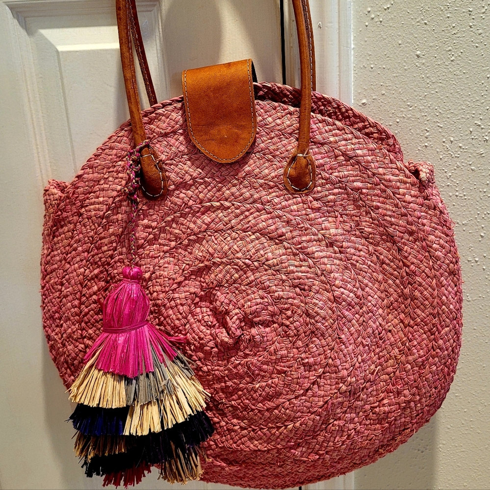 La Jolla round raffia/ straw handbag wifh straw tassel made in Madagascar